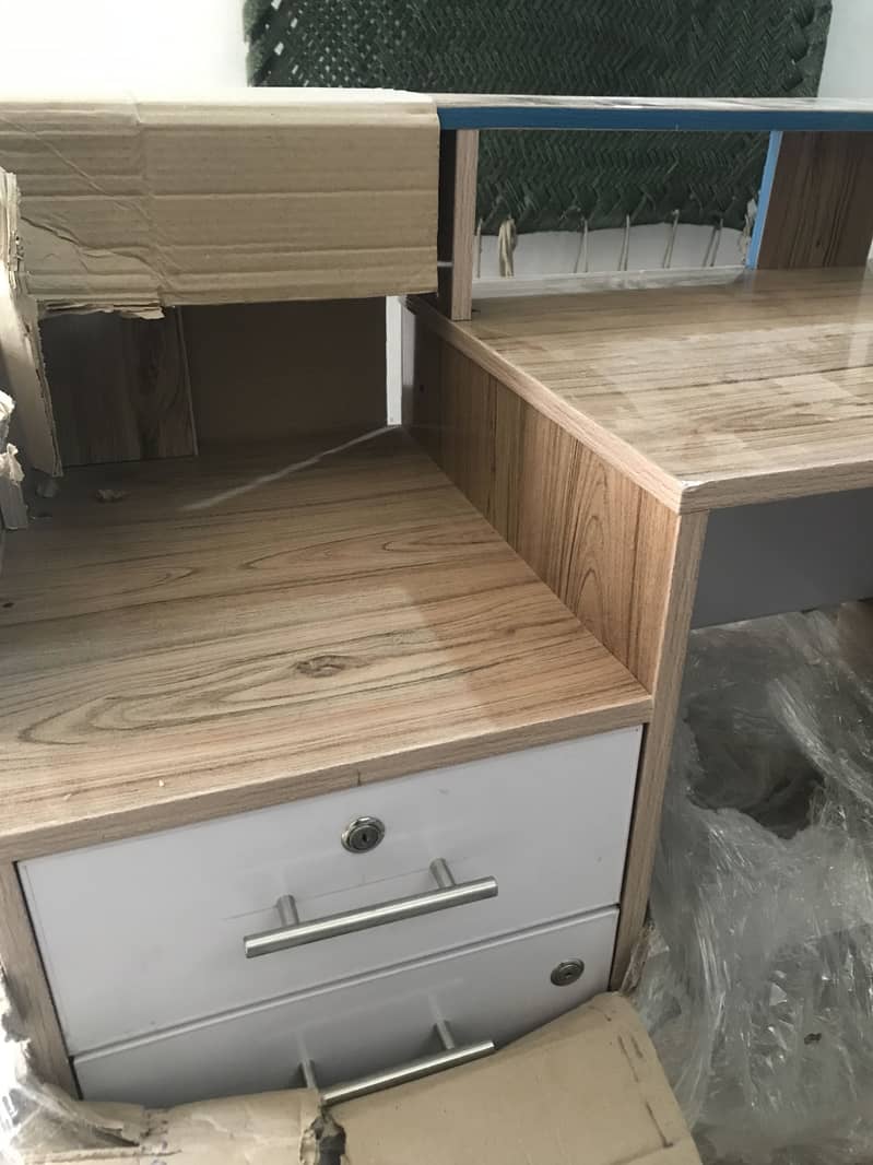 Study Table / Computer Table in Excellent Condition 3