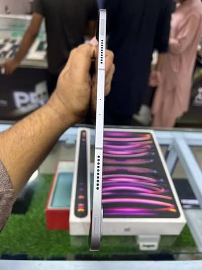 iPad pro m2 chip 6th Gen 256gb with full