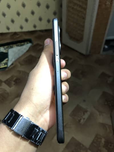 8 GB RAM 128 GB MEMORY CONDITION 10/9.5 BOX SATH HA CHARGER NAHI HA