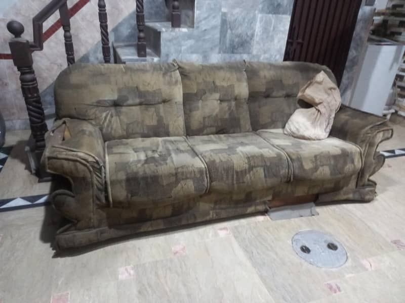 old sofas ha. . .  3+3+2= 8 seeter 1