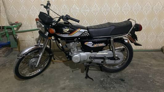 selling my 125 2022 model first owner controled driven gud condition g