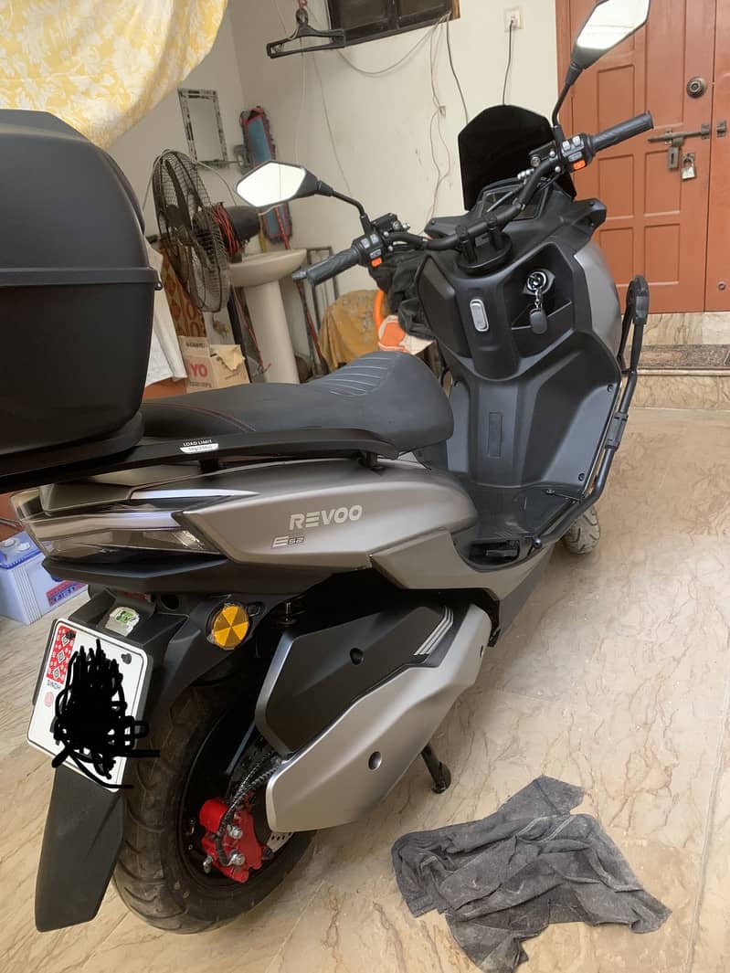 Revoo e52 model 2025 1