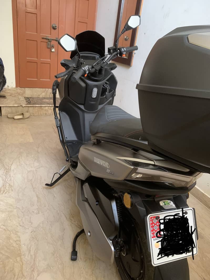 Revoo e52 model 2025 2