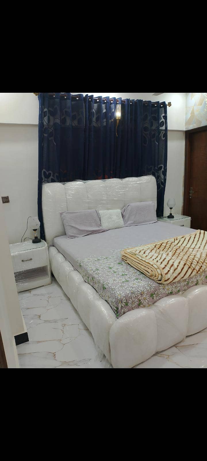 king size bed 2sid table 1