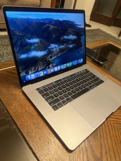 MacBook Pro 2017 15" | 16GB | 512GB SSD | 4GB Dedicated GPU