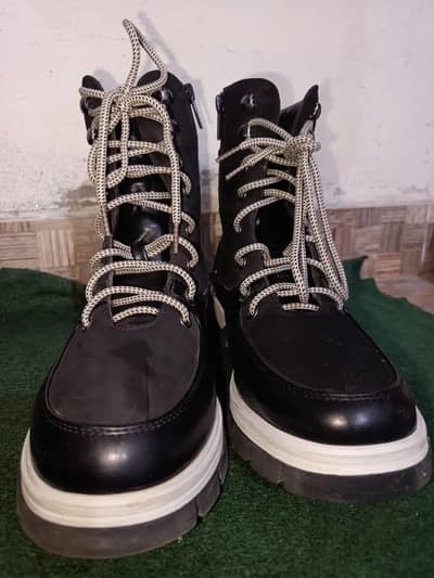 high quality and branded shows only one piece short mal