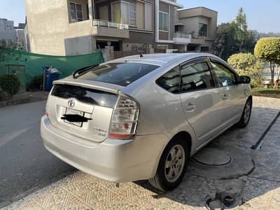 Toyota Prius Hybrid – Fuel Saver, Smooth Drive, Excellent Condition!
