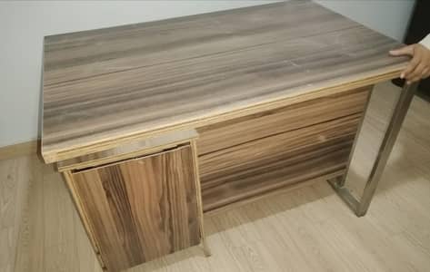 Modren office table strong, stylish&,Perfect for office.