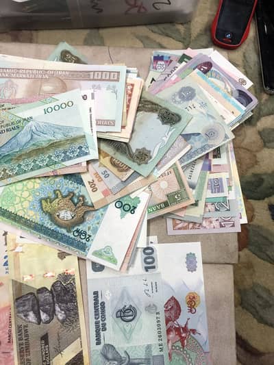 Set of 200 different banknotes