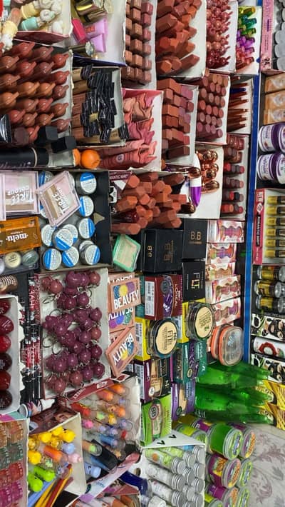 All type makeup available in very less price each & everything.