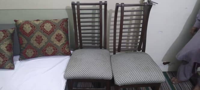 8 chairs 1 table with glass