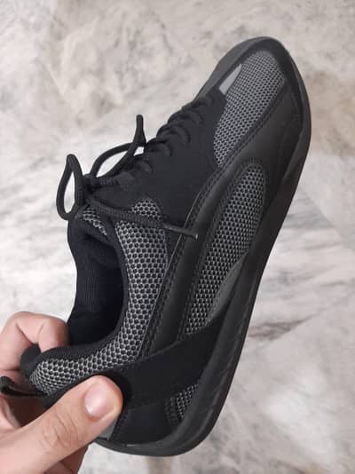 OUTFITTERS OTR SNEAKERS (SIZE 44)