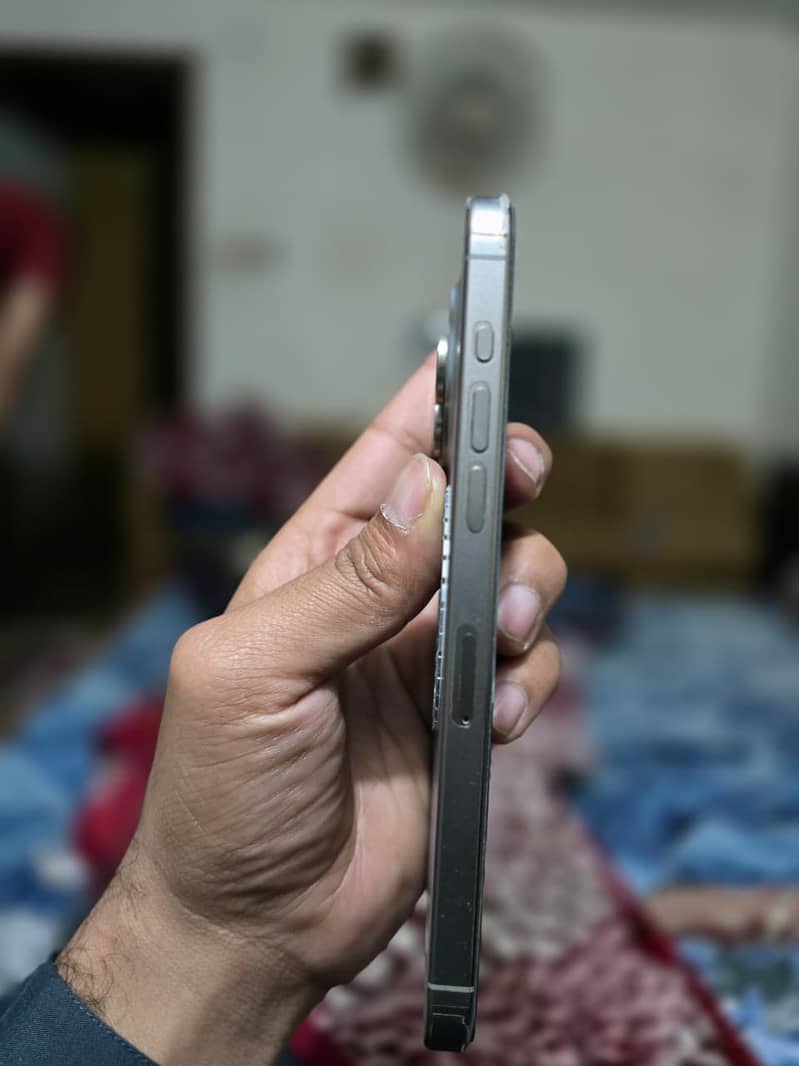 Apple iPhone 15 Pro Max 2