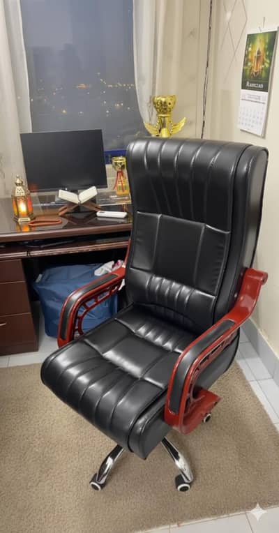 CEO& OFFICE EXECUTIVE & BOSS & Revolving chair