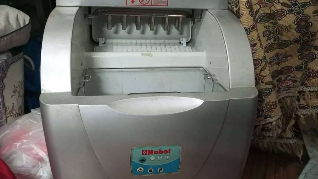 ICE CUBE MAKER 1