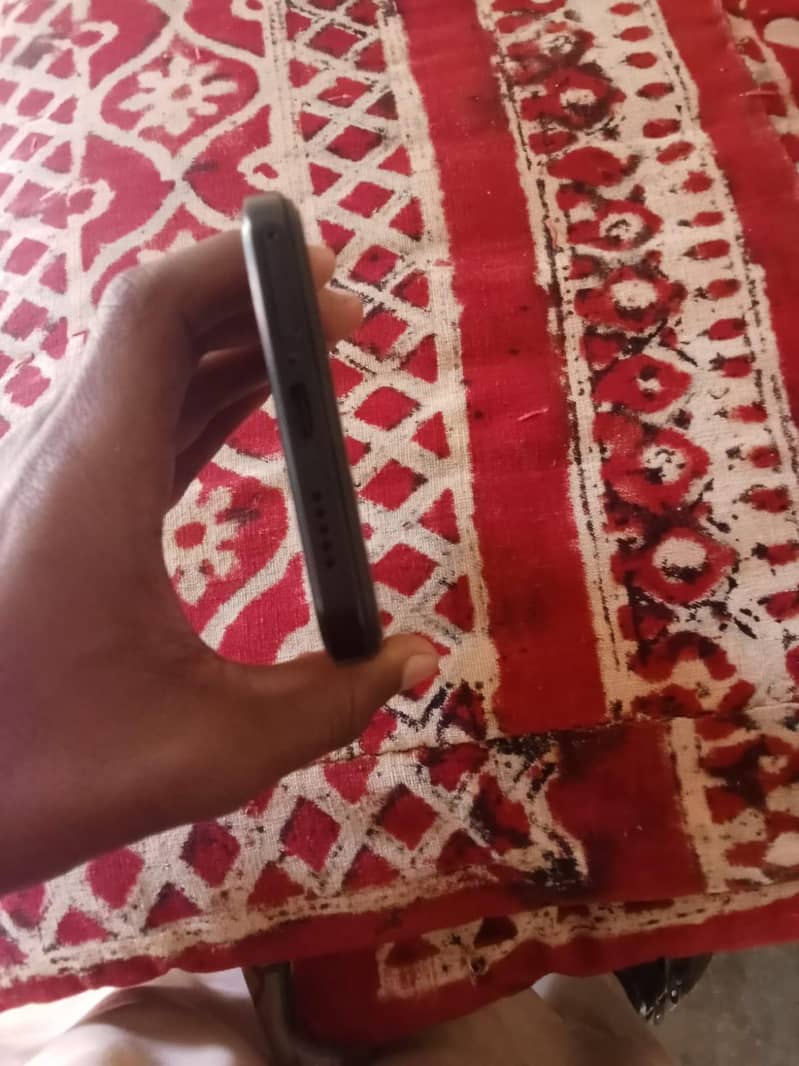 ڈبہ چارجر ساتھ ہے ابھی گارنٹی میں ہے 2