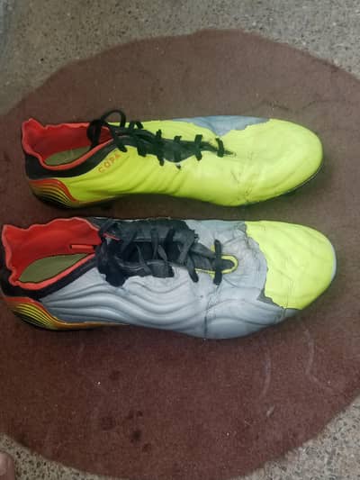 FOOTBALL SHOES TOES  UK8