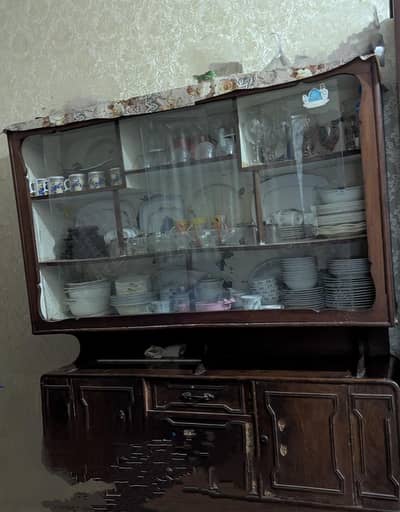 show Case with sliding mirrors