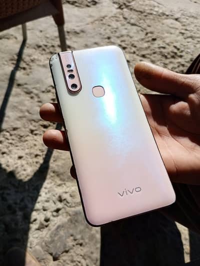 all ko ha bas tach par tora sa crack ha bali all ok ha  ram 8 256 ma.