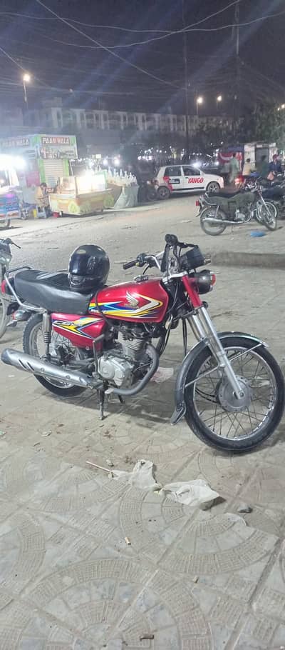 all ok koi kam nhi. Karachi num h 2018 model h.