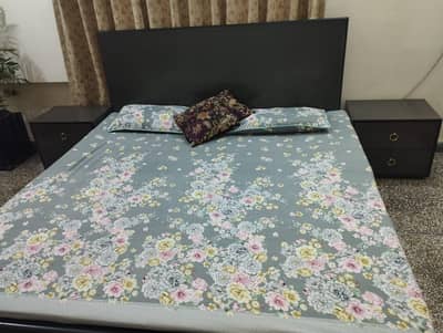 Bed set with side tables