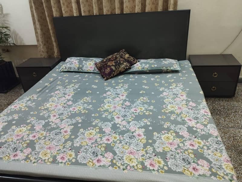 Bed set with side tables 0