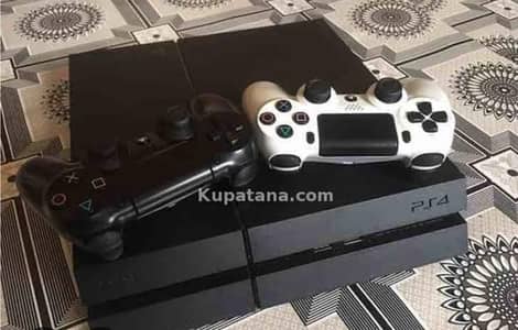ps4 with 2 controllers  Jail break version