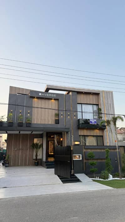 HOUSE FOR SALE CORNER ONE KANAL ULTRA MODREN HOUSE