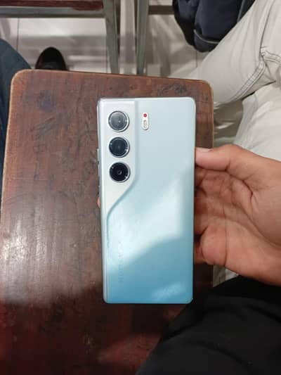 tecno camon 40 pro 8+8 Ram 256 Rom