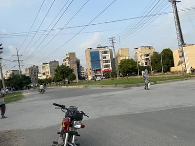 5 MARLA FACING 10 MARLA PLOT POSSESSION IN DECEMBER AVAILABLE FOR SALE IN LAKE CITY MEADOWS PVT LTD