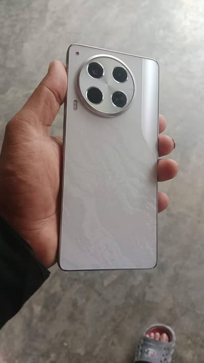 tecno camon 30 full box 10/10 condition jese box se abhi nkla ho