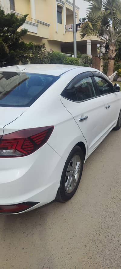 Hyundai Elantra GLS.