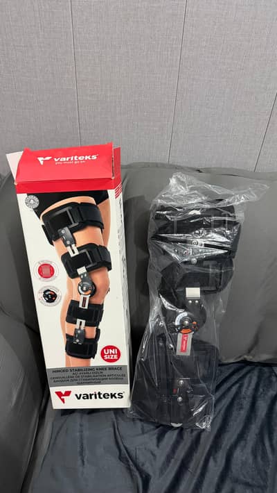 Hinged stabilizing knee brace (universal)