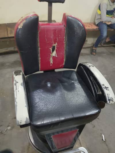 2 kursia he pushing ka kaam he tora Baki all ok polar hear cut  salon