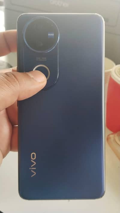 V50 12/512 . . . . full box. . . with 90. watt charger