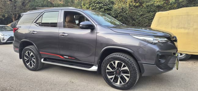 TOYOTA FORTUNER TRD VARIANT