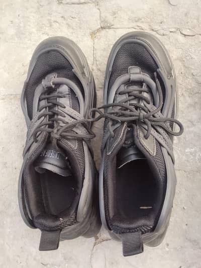 Black sports shoes Sneakers _ lightly used_ comfortable_good condition