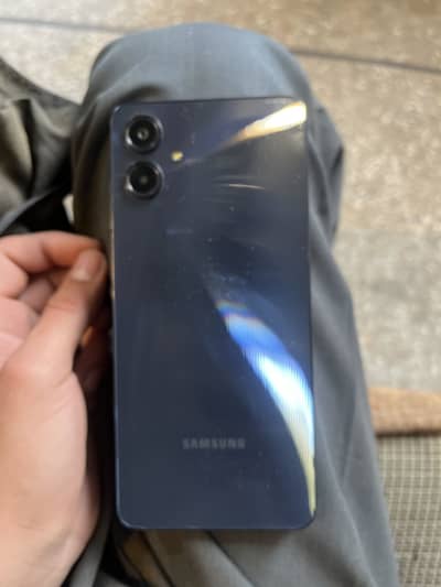 Samsung a06 4 64 warranty wala phone ha compete box ha