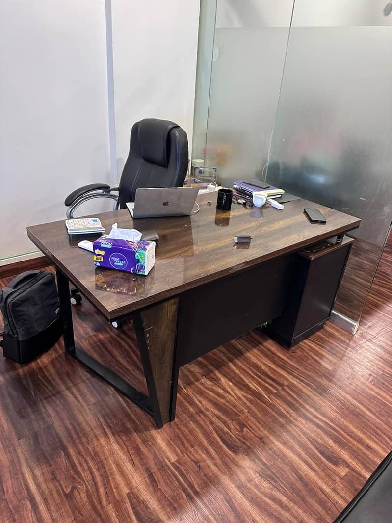 Executive Table with L shape 1