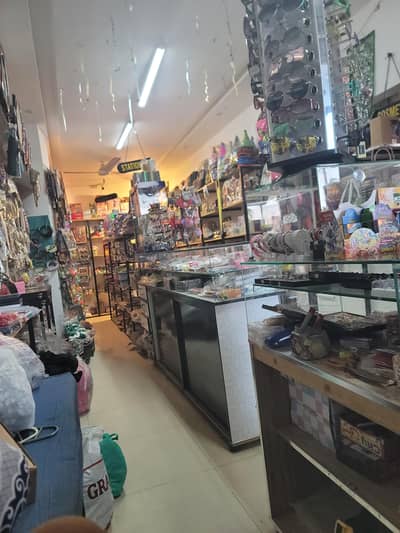 I need 1 girls for shop salewoman shop pa dailing krne k liye AK larki