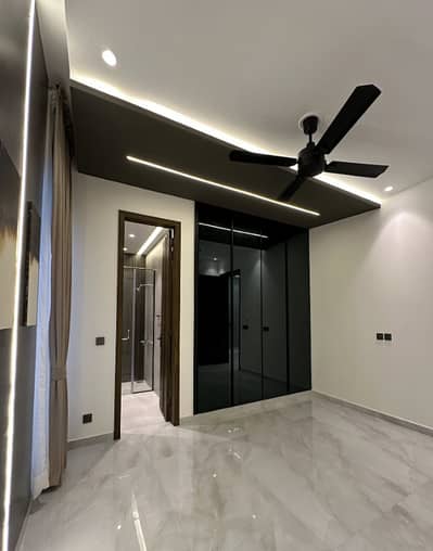 10 MARLA CORNER HOUSE MODERN DESIGN ULTRA LUXURY FINISHING SOLID CONTRUCTION LOWSET PRICE OWNER NEEDY