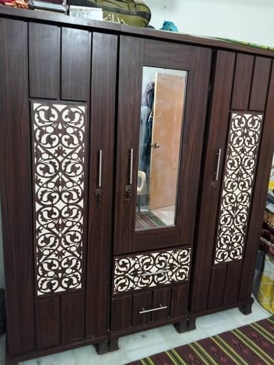 الماری فل سایز گیارہ مہنے ھوے نیو لی تھی