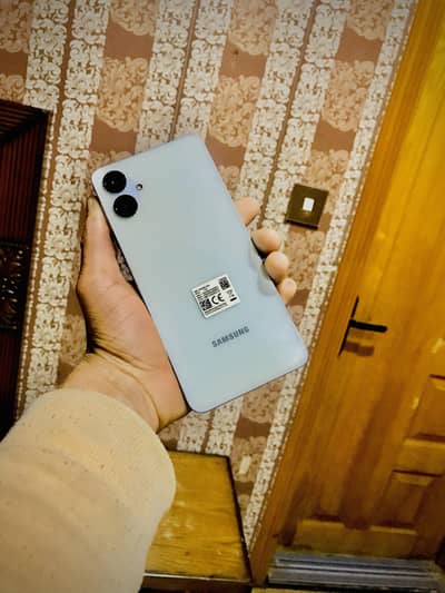 samsung 1128/4 gb with box and case all ok box pack i buy