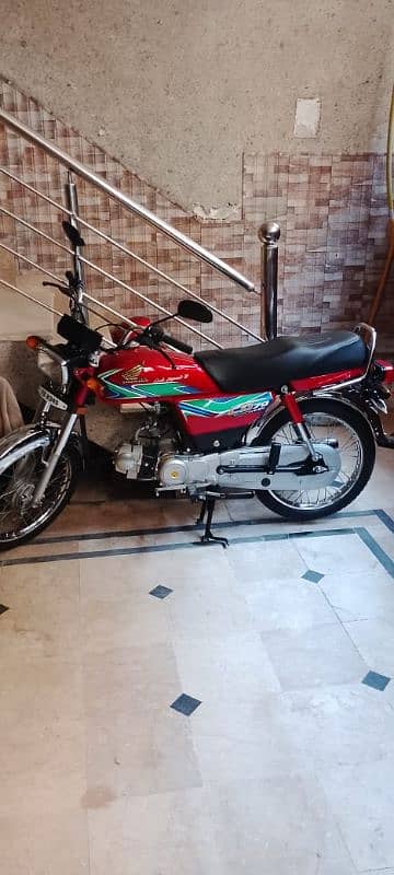 ہوم ڈار سی ڈی 70 لال رنگ