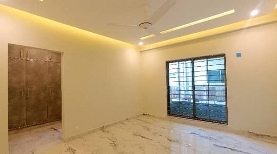 A Spacious 13 Marla Flat In Askari 10