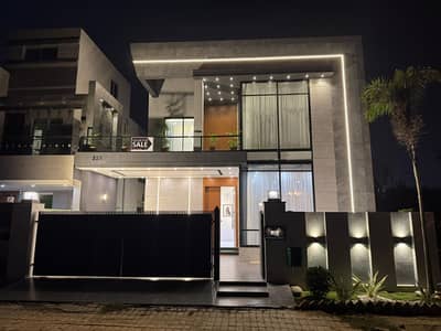 10 Marla House Offers A Premium Lifestyle In The Heart Of Bahria Town Lahore. Designed For Those Who Appreciate Luxury And Comfort