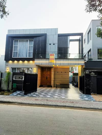 10 MARLA ULTRA LUXURY DESIGNER HOUSE | VERY NEAR PARK | MODERN DESIGN | INVESTOR RATE