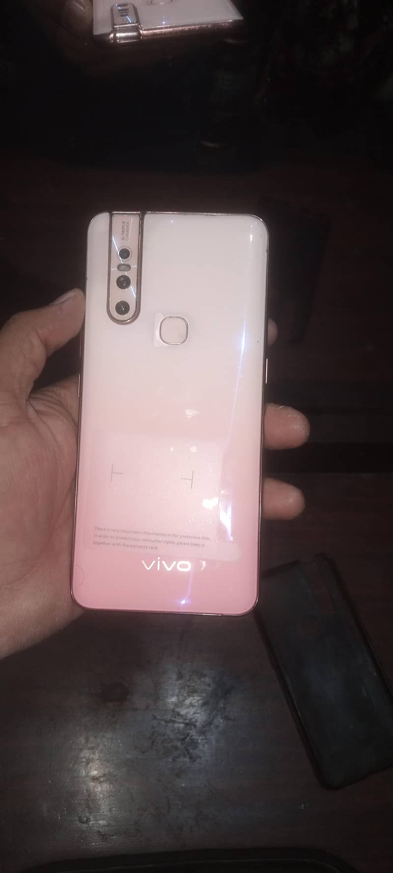 فرنٹ کیمرہ نکلتے ہوئے تھوڑا سا اڑتا ہے باقی موبائل بالکل ٹھیک ہے 1