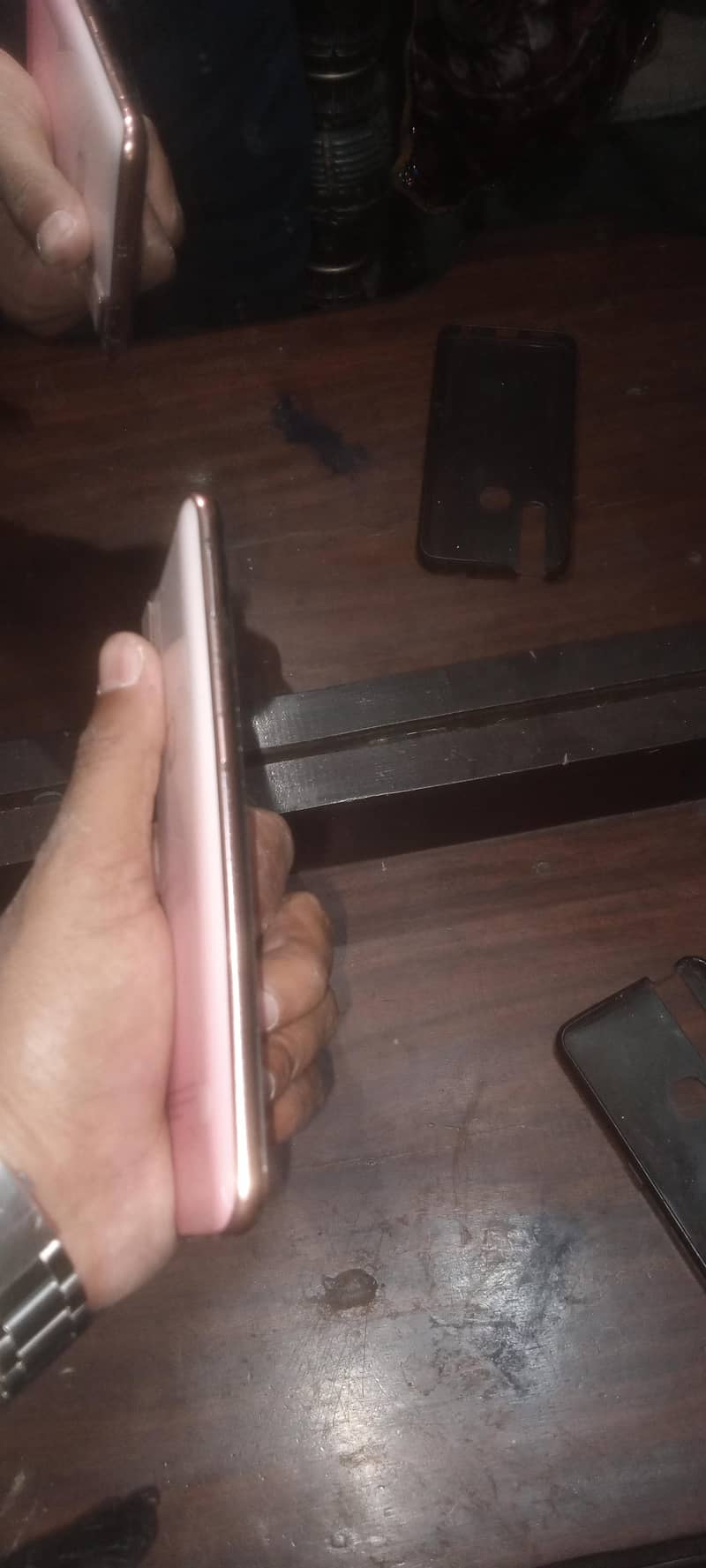 فرنٹ کیمرہ نکلتے ہوئے تھوڑا سا اڑتا ہے باقی موبائل بالکل ٹھیک ہے 4