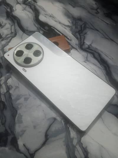 I am selling my phone tecno camon 30